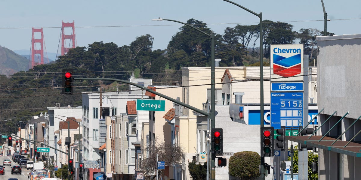 Petróleo por las nubes: experto descarta estanflación y avisa de frenazo económico