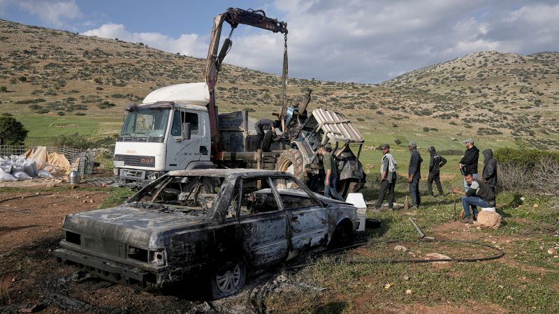 Colonos israelíes prenden fuego y levantan campamentos ilegales en Cisjordania