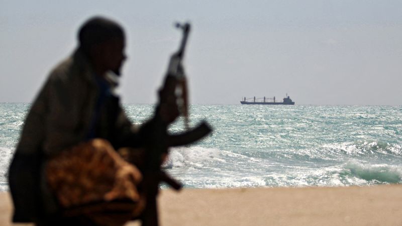 Piratas somalíes reviven por la guerra en Oriente Medio