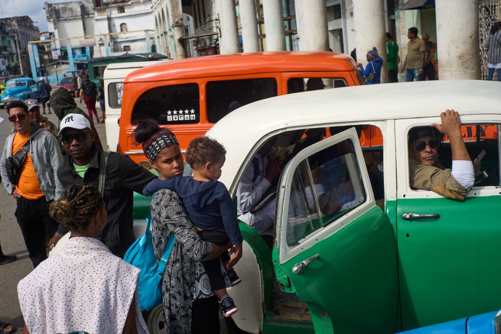 Caos en La Habana: Sin buses ni gasolina, la gente duerme en la calle