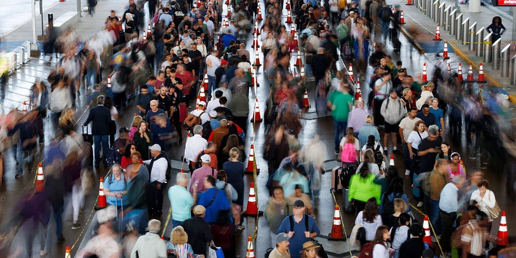 Guerra en Irán y cierre gubernamental: caos en aeropuertos y precios disparados en EE.UU.