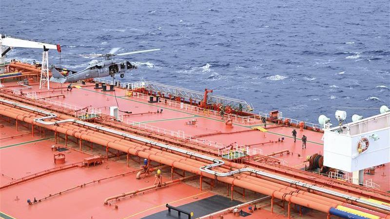 EEUU aborda petrolero iraní a miles de km del Golfo: ¿nueva era de bloqueo global?