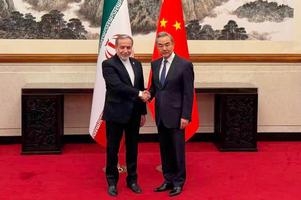 Trump amenaza bombardeos masivos a Irán si no firman la paz ya