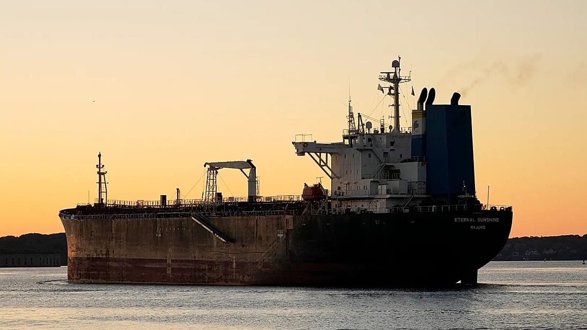 Trump suspende ley marítima centenaria ante la crisis del petróleo por Irán