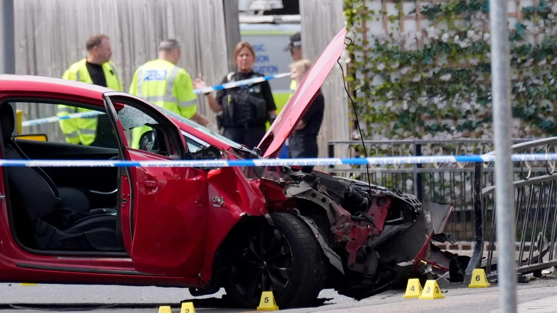 Drama en Inglaterra: Coche arrolla peatones y deja uno luchando por su vida