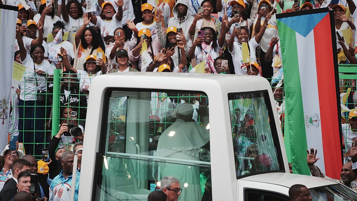 Papa León XIV despide su gira africana con misa multitudinaria en Guinea Ecuatorial