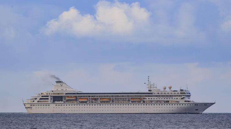 El crucero de lujo que naufragó por la guerra: desalojan a los pasajeros que vivían a bordo