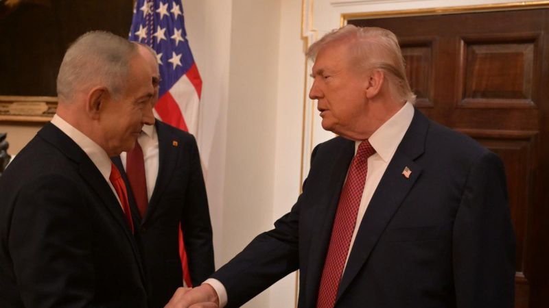 El misterioso apretón de manos entre Trump y Netanyahu: ¿qué se cocía?