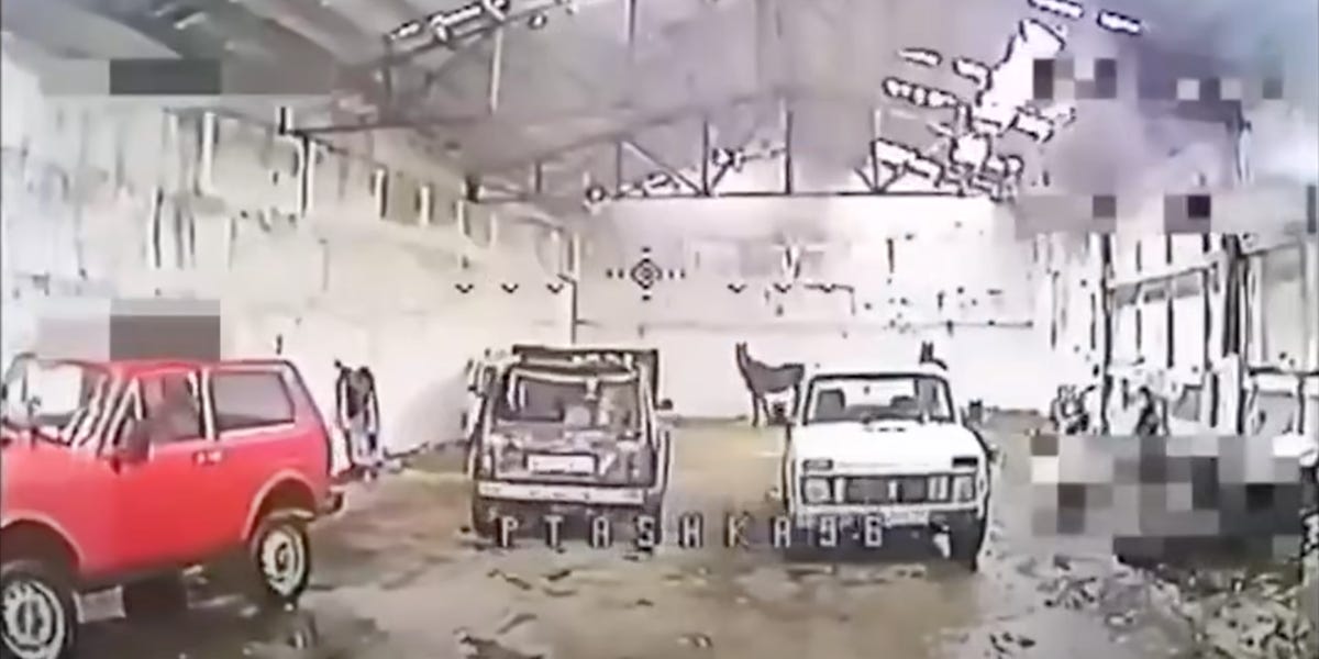 Caballos y coches Lada: el loco arsenal ruso pillado por un dron en Ucrania