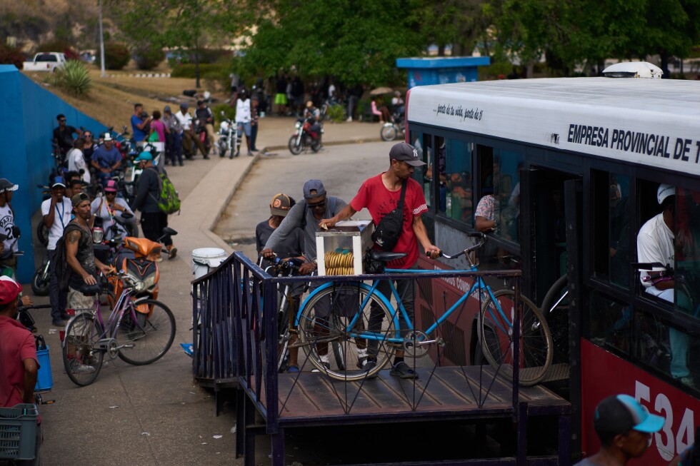 Crisis en Cuba: el bus de bicicletas que salva a La Habana del colapso