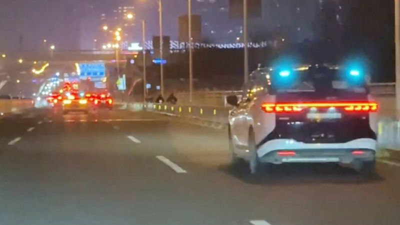 Caos en Wuhan: cien robotaxis chinos se paran en seco