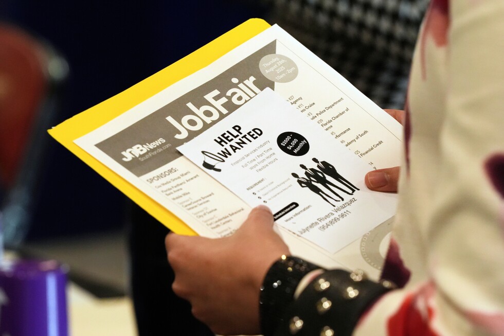 EEUU resiste la guerra en Irán: 115.000 empleos nuevos en abril