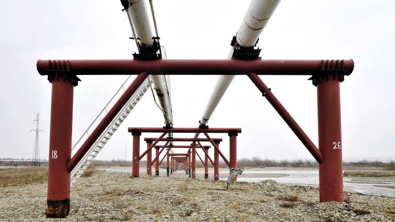 Petróleo ruso fluye por Ucrania y libera 90.000 millones para Kiev