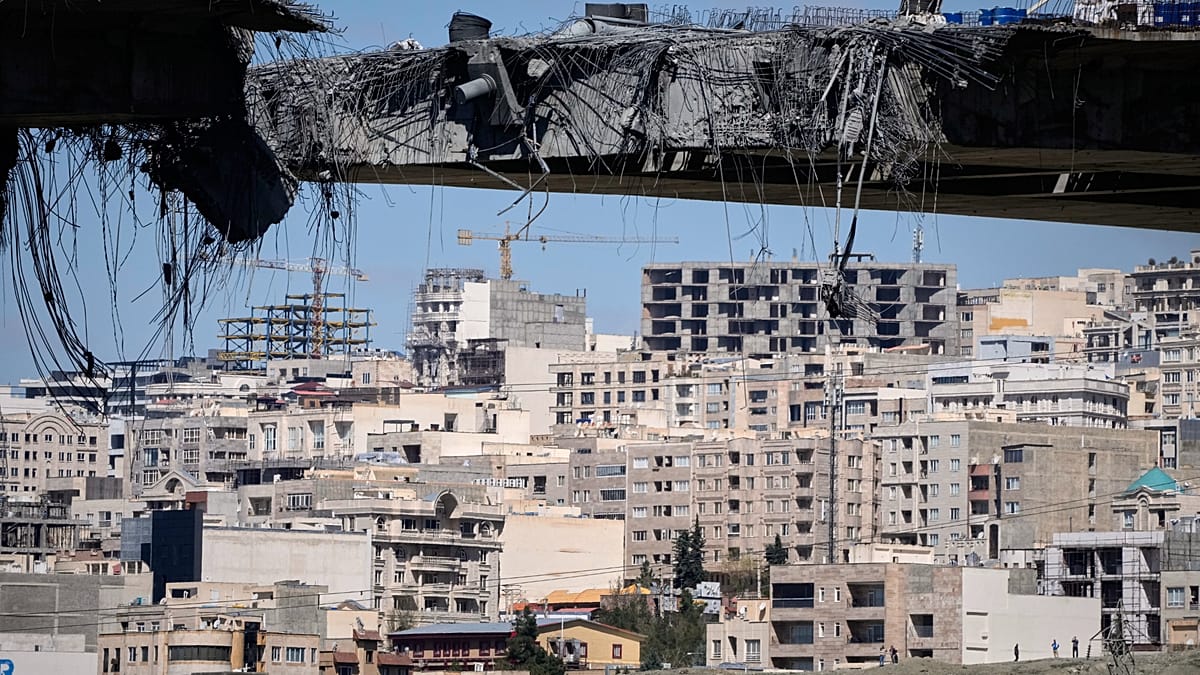 Trump avisa: puentes y luces de Irán en la mira tras colapso