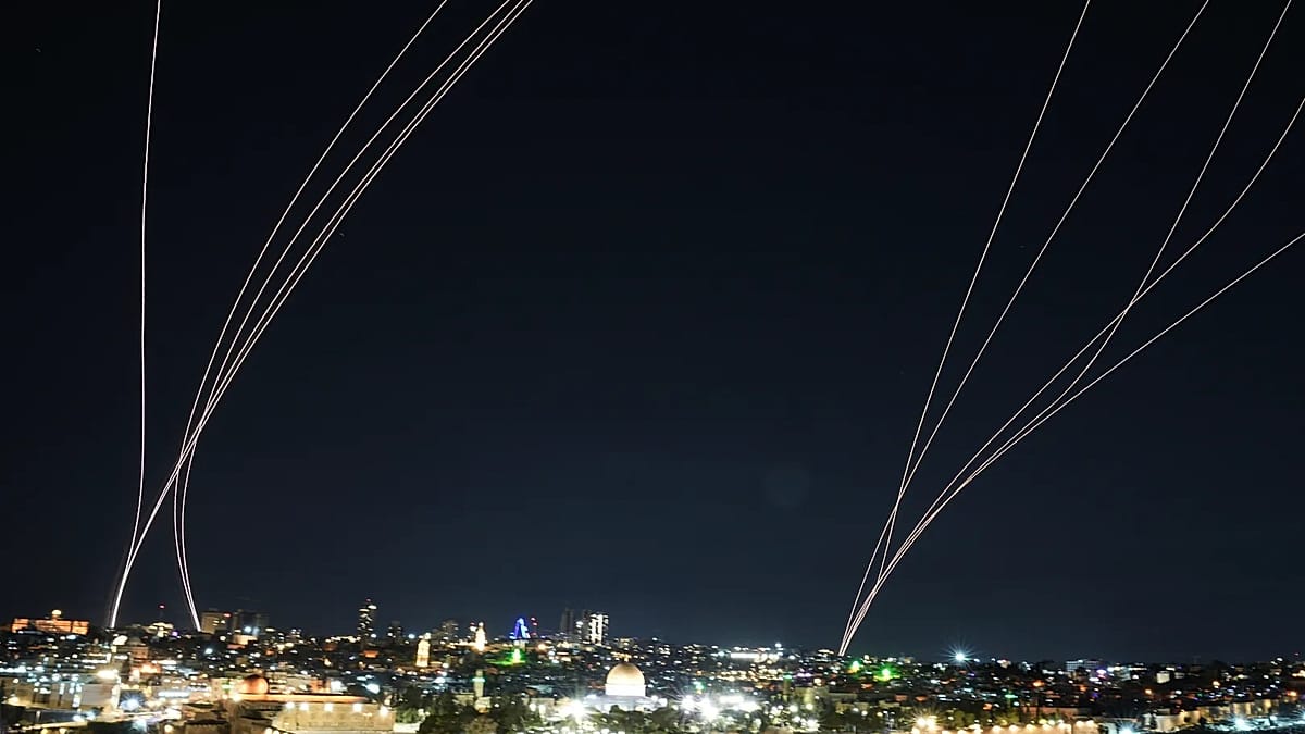 Irán lanza misiles a Israel en Pascua: Trump exige abrir Ormuz