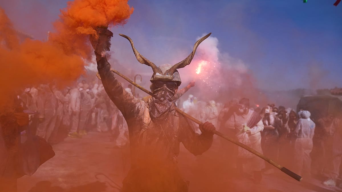 La guerra de harina que convierte Grecia en un festival de colores locos