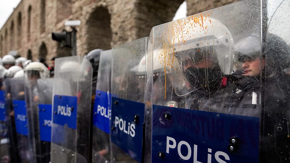 Minéros turcos en huelga de hambre: policía carga con gas pimienta en Ankara