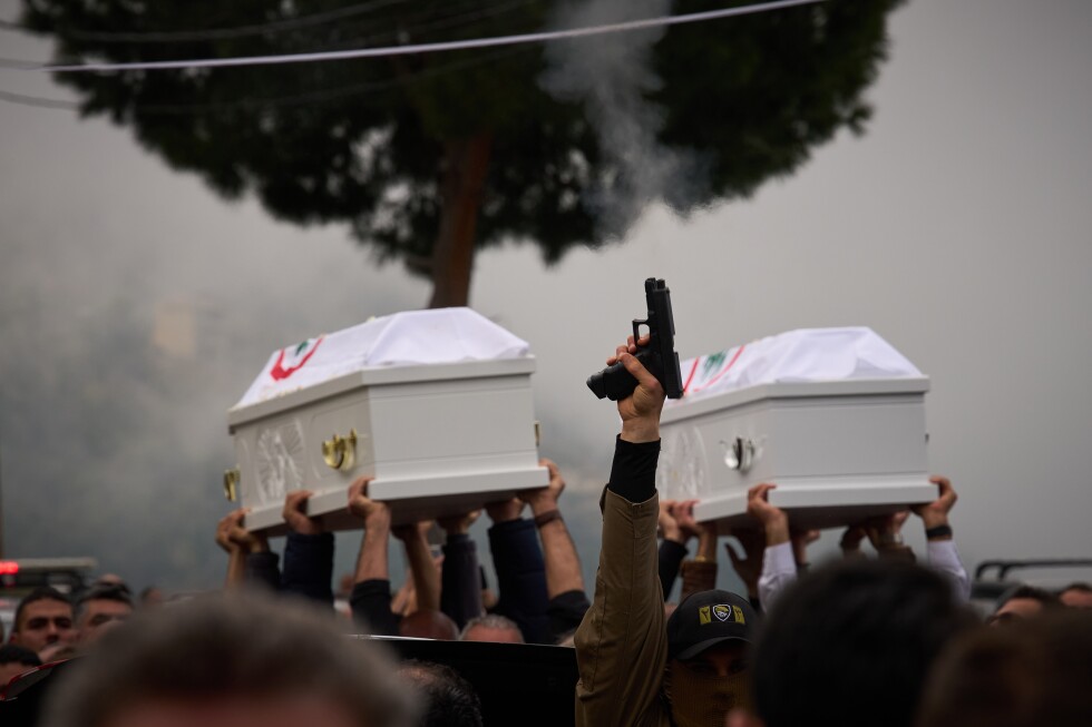 Disparos al cielo en funeral libanés: la foto que captura la rabia de la guerra