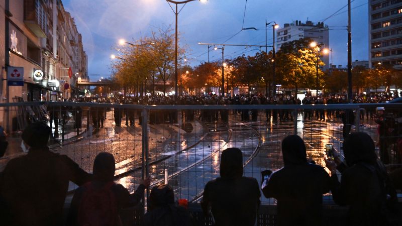 Francia se blinda: casi 1.000 detenidos y un aviso de huelga general