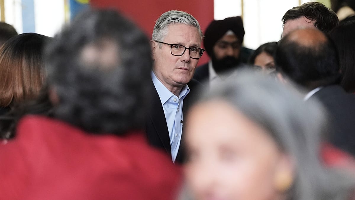 Crisis en el Reino Unido: Starmer se agarra al poder ante el auge de Farage