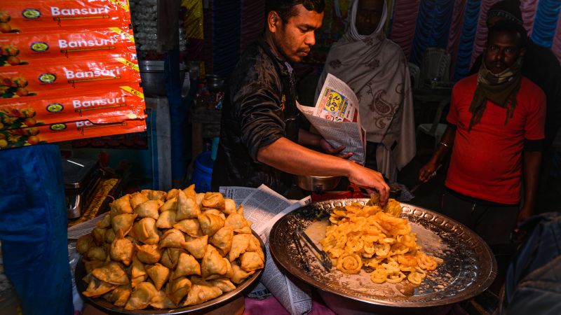 Sin samosas ni chai perfecto: la guerra en Irán deja sin gas las cocinas de India