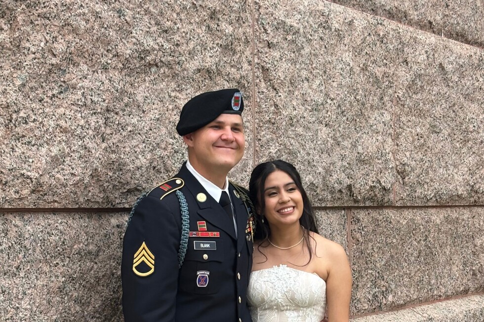 Sargento del Ejército ve detenida a su esposa en base militar por deportación