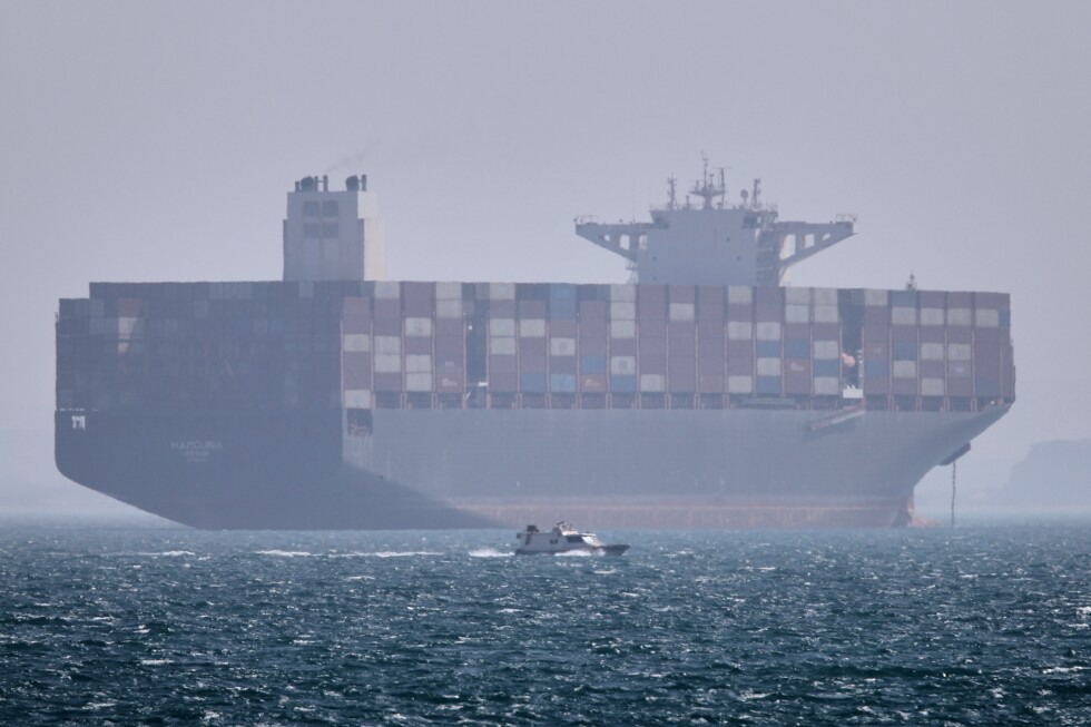 EEUU hunde barcos iraníes para forzar la reapertura del Estrecho de Ormuz