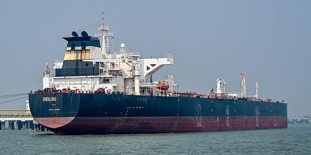 Reapertura Ormuz: Petróleo cae en picado y bolsas eufóricas, ¿qué hacer con tus ahorros?